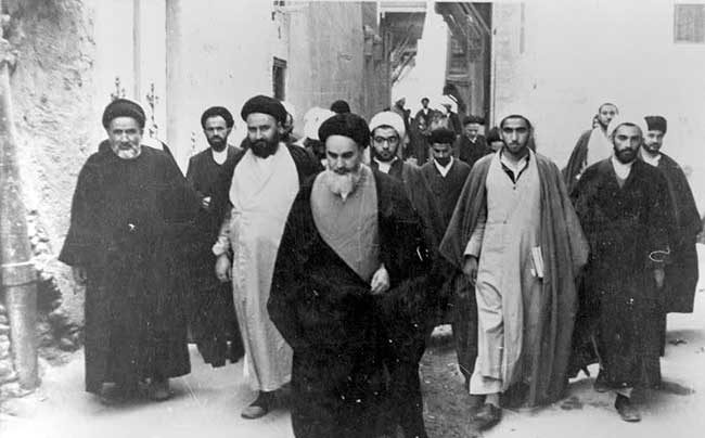 آقا مصطفی خمینی در کنار امام (ره) در ورود به شهر نجف در سال ۱۳۴۴