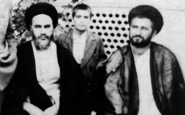 آقا مصطفی در کنار امام (ره) و برادرش مرحوم سیداحمد در دهه ۳۰