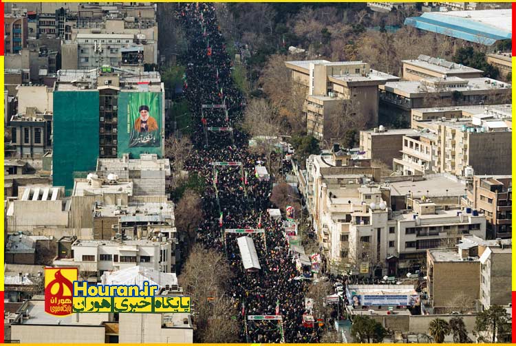 محکومیت اظهارات نتانیاهو درباره تشکیل کشور فلسطین در عربستان از سوی طرف های عربی یکشنبه 9-فوریه-2025 + - اظهارات بنیامین نتانیاهو نخست وزیر رژیم صهیونیستی که خواستار تشکیل کشور فلسطین در اراضی عربستان شده بود، با محکومیت گسترده از سوی طرف های فلسطینی و عربی مواجه شد و تقریبا تمامی طرف ها بر این مساله تاکید داشتند که این اظهارات خطوط قرمز را زیر پا گذاشته است و ضمن ضربه زدن به امنیت ملی عربستان، حقوق ملت فلسطین در زمینه تشکیل کشور مستقل در خاک خود را نادیده می گیرد. به گزارش مرکز اطلاع رسانی فلسطین، کشورهای مختلف عربی اظهارات بنیامین نتانیاهو را محکوم کردند که از جمله آنها می توان به موضع مصر اشاره کرد که اظهارات نتانیاهو را «تجاوزی زشت و زیر پا گذاشتن تمامی عرف های دیپلماتیک رایج» توصیف کرد. وزارت خارجه سودان هم خاطر نشان کرد که «بحث تشکیل کشور فلسطین در داخل اراضی عربستان سعودی نه تنها نقض تمامیت ارضی کشور دوست و برادر عربستان به شمار می رود، بلکه ادامه نقض حقوق ملت فلسطین و زیر پا گذاشتن قواعد حقوق بین الملل و منشورهای سازمان ملل متحد است.» اردن نیز اظهارات نخست وزیر رژیم صهیونیستی را محکوم کرد و وزارت خارجه این کشور تاکید کرد که «ما اظهارات خصمانه اسرائیل علیه حق فلسطینیان برای تشکیل کشور مستقل و برخوردار از حق حاکمیت فلسطین در اراضی ملی فلسطینی و طرح های تجاوزکارانه مبنی بر تشکیل کشور فلسطین در خاک عربستان را به شدت محکوم و اعلام می کنیم که این اظهارات تنش زا و محکوم، نقض آشکار قانون بین المللی و قطعنامه های سازمان ملل و حاکمیت کشورهاست.» در ادامه این مطالب مواضع تعدادی از طرف های فلسطینی و عربی و بین المللی در واکنش به اظهارات نتانیاهو را با هم می خوانیم: حماس: اظهارات نتانیاهو موضعی خصمانه علیه عربستان و ملت فلسطین است جنبش مقاومت اسلامی فلسطین (حماس) اعلام کرد: با شدیدترین عبارات اظهارات بنیامین نتانیاهو، جنایتکار جنگی و نخست‌وزیر رژیم اشغالگر صهیونیستی را درباره پیشنهاد تأسیس کشور فلسطین در اراضی پادشاهی عربستان سعودی محکوم کرده و آن را به‌شدت رد می‌کنیم و این اظهارات را موضعی خصمانه علیه پادشاهی عربستان و ملت فلسطین می‌دانیم که بیانگر رویکردی متکبرانه و ذهنیتی استعماری است که حقوق تاریخی صاحبان اصلی این سرزمین را نادیده می‌گیرد. این جنبش در بیانیه‌ای که نسخه ای از آن در اختیار مرکز اطلاع رسانی فلسطین قرار گرفت، خاطر نشان کرد: ما از موضع قاطع عربستان سعودی در رد این اظهارات غیرمسئولانه و گستاخانه که حداقل اصول دیپلماتیک را رعایت نمی‌کند، قدردانی می‌کنیم. همچنین، مراتب تشکر خود را از موضع ثابت عربستان در مخالفت با هرگونه طرحی که هدف آن آواره کردن ملت فلسطین و ادامه روند حمایت مستمر آن از آرمان عادلانه فلسطین و حق مشروع این ملت در تأسیس کشور مستقل خود در سرزمینش باشد، اعلام می کنیم. حماس تاکید کرد: ما خواستار موضعی یکپارچه و متحد از سوی کشورهای عربی در برابر این اظهارات استعماری هستیم که نشان‌دهنده طمع‌ورزی‌های توسعه‌طلبانه رژیم اشغالگر در منطقه عربی ما است. در پایان این بیانیه بر لزوم اتخاذ گام‌های عملی و مؤثر برای وادار کردن رژیم اشغالگر صهیونیستی به توقف تجاوزات مستمرش علیه ملت فلسطین و امت عربی تاکید شده است. شورای همکاری خلیج فارس: اظهارات نتانیاهو خطری برای صلح جهانی است «جاسم بدیوی» دبیر کل شورای همکاری خلیج فارس اظهارات مراجع صهیونیستی علیه عربستان و درخواست آنها برای تشکیل کشور فلسطین در داخل اراضی این کشور را به شدت محکوم کرد و این اظهارات را خطرناک و عاری از احساس مسئولیت توصیف کرد. اتحادیه عرب: منطق نتانیاهو غیر قابل قبول و به دور از واقعیت است «احمد ابو الغیط» دبیر کل اتحادیه عرب نیز اظهارات نخست وزیر رژیم صهیونیستی درباره انتقال فلسطینی ها به عربستان را به شدت محکوم کرد و گفت:«منطقی که وی به آن استناد کرده است، غیر قابل قبول و نشانگر عدم واقع بینی وی است» و «کشور فلسطین جز در اراضی اشغالی سال 1967 فلسطین و به پایتختی قدس شرقی تشکیل نخواهد شد و دو منطقه کرانه باختری و نوار غزه بخش های اصلی آن هستند. ابراز همبستگی کشورهای عربی با عربستان کشورهای عربی نیز در مواضع جداگانه همبستگی خود با عربستان سعودی را اعلام کردند که از جمله آنها می توان به بحرین، قطر، امارات، یمن، عراق، کویت، سودان، مصر، اردن، جنبش حماس و سازمان حقوقی جهان عرب اشاره کرد که در بیانیه هایشان اظهارات اخیر نتانیاهو و نیز مواضع قبلی دونالد ترامپ رئیس جمهور آمریکا مبنی بر کوچاندن ملت فلسطین به مصر و اردن را محکوم کردند و مخالفت کامل خود با درخواست ها برای کوچاندن ملت فلسطین و جلوگیری از تشکیل کشور مستقل فلسطین را اعلام کردند. گفتنی است که نتانیاهو اخیرا در واکنش به موضع عربستان که گفته بود «بدون تشکیل کشور فلسطین، با دولت صهیونیستی روابط دیپلماتیک برقرار نخواهد کرد» مدعی شده بود که عربستان اراضی کافی برای تشکیل کشور فلسطین را دارد. این اظهارات نتانیاهو با واکنش ریاض مواجه شد و وزارت خارجه این کشور با صدور بیانیه ای خاطر نشان کرد که مخالف قاطع کوچاندن فلسطینیان است. تشکیل کشور فلسطین در عربستان محکومیت اظهارات نتانیاهو مواضع طرف های عربی