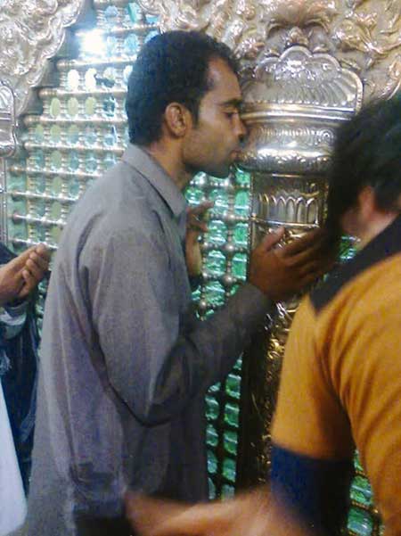 بوسه شهید عمر ملازهی بر ضریح نورانی حضرت زینب (س)