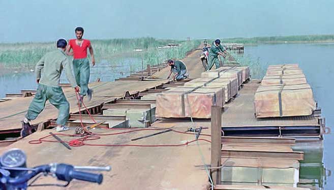 رزمندگان ایرانی در حال ساخت پل خیبر