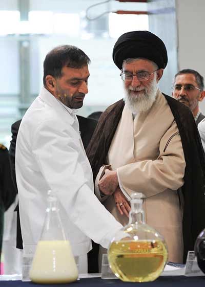 سردار حسن طهرانی مقدم در کنار مقام معظم رهبری