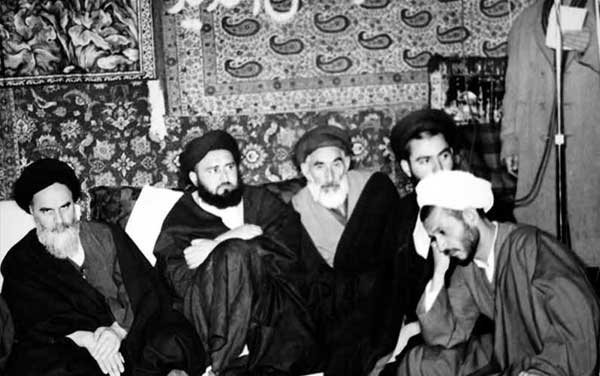 آقامصطفی در کنار امام (ره) در یکی از جشن‌های آزادی امام از حبس در سال ۱۳۴۳