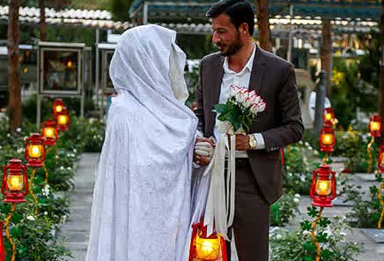 جشن عقد کنار مزار شهدا و عکس مدافعان حرم روی ماشین عروس!+تصاویر