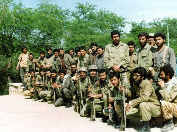 شهید عباس ورامینی، رئیس ستاد لشکر ۲۷ محمد رسول الله(ص) ایستاده از سمت راست، نفر دوم