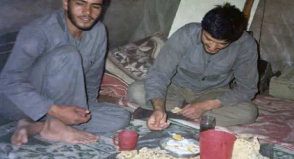 شهید «مهدیزینالدین» فرمانده لشکر ۱۷ علیابن ابیطالب(ع) و شهید «امیرحسین ندیری» فرمانده اطلاعات عملیات