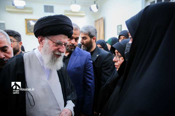 رهبر معظم انقلاب در دیدار خانواده‌های شهدای خدمت